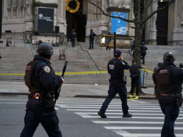 Полицейские убили мужчину, устроившего стрельбу возле церкви в Нью-Йорке
