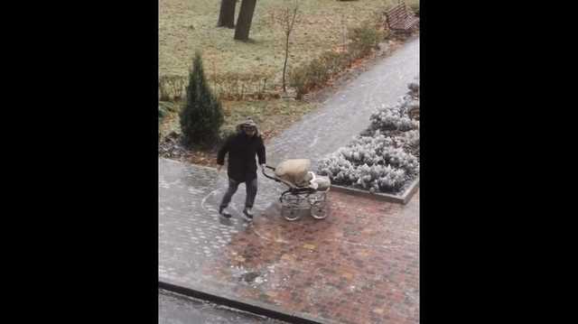 В Харькове мужчина на коньках выгуливал младенца в коляске по гололедице