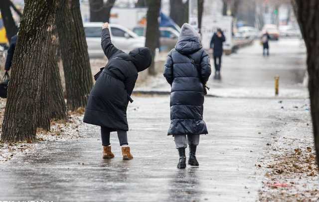 У Харкові через негоду зупинилися тролейбуси, десятки госпіталізованих