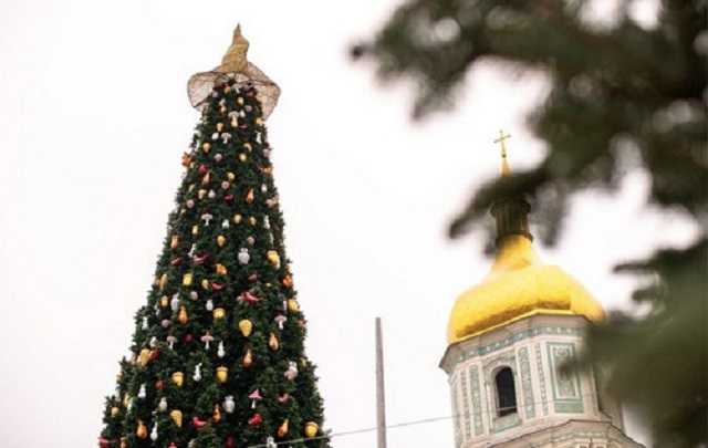 Символи мають значення. Капелюх на головній ялинці не міг не викликати скандал