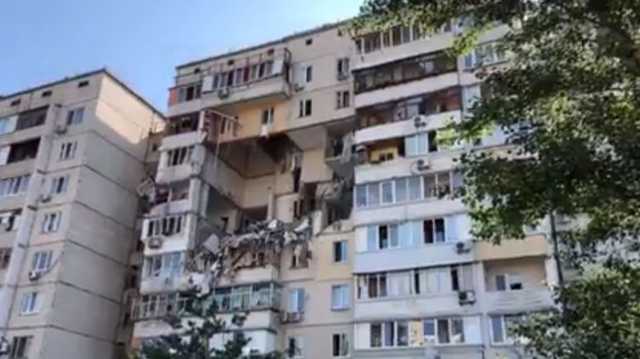 В Киеве на Позняках демонтируют полуразрушенную взрывом многоэтажку