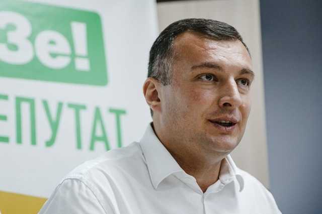 «Слугу народа» Семинского поймали в ВР за выбором элитного автомобиля