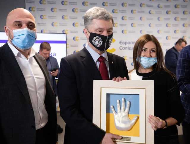 В Запорожье изготовили немного гипсового Порошенко