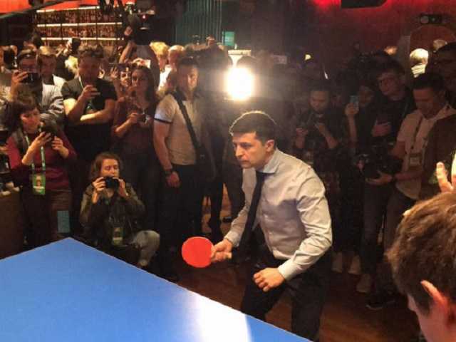 Мендель опубликовала видео неловкой игры Зеленского в пинг-понг