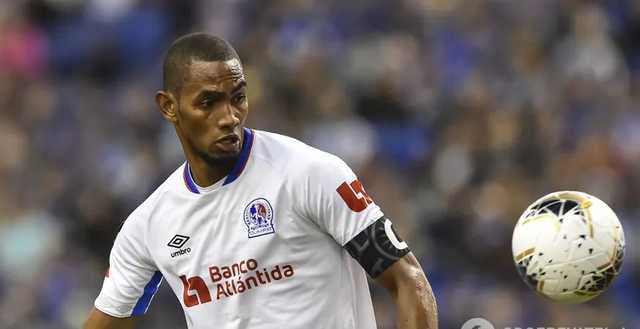 Футболист отыграл матч американской Лиги чемпионов в маске