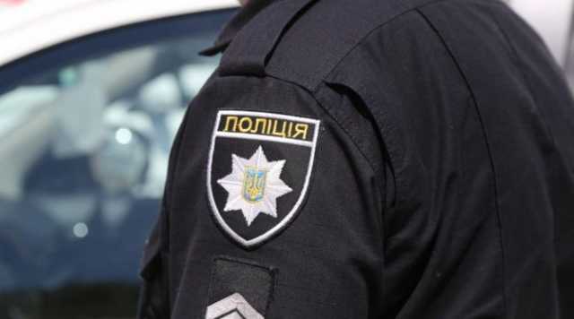 В Киеве грабитель, сорвавший с женщины серьги, поскользнулся и упал перед копами