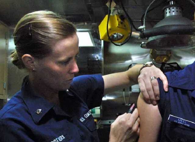 В США возникла вторая за сутки аллергическая реакция на вакцину Pfizer