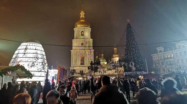Сотни людей собрались на Софийской площади в ожидании, когда зажгут главную елку Украины