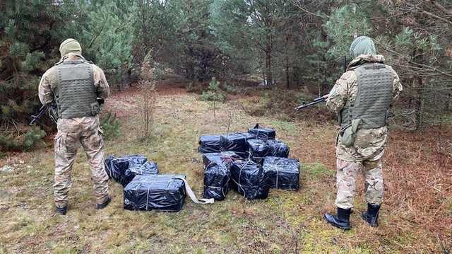 На границе с Беларусью пограничники задержали крупную партию контрабандных сигарет и медпрепаратов