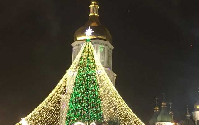 В Киеве зажгли главную елку Украины