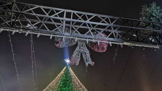 В Киеве зажгли главную елку страны и от салюта начался пожар