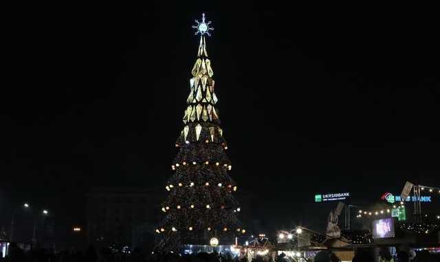 В центре Харькова зажгли специальную карантинную елку