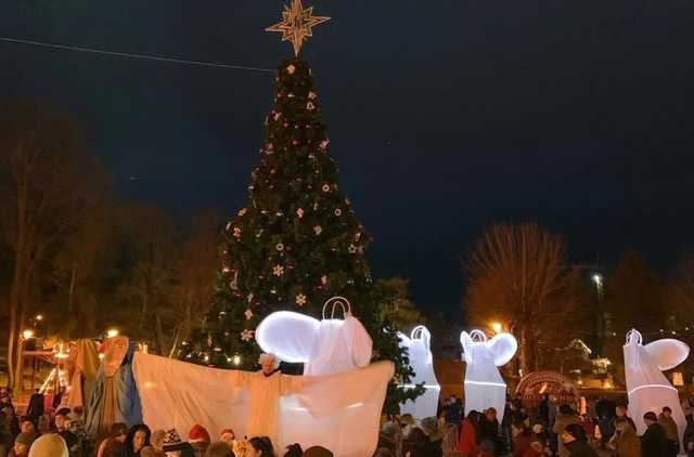 На Львовщине во время открытия елки повалил дым