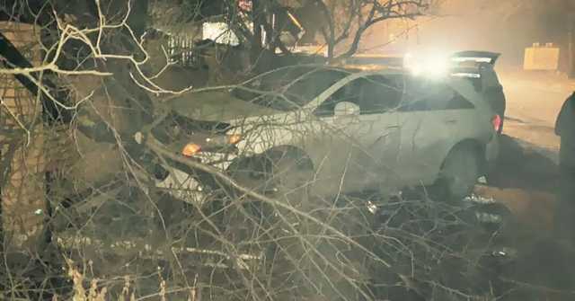 В Киеве пьяный полицейский протаранил Mercedes и влетел в забор