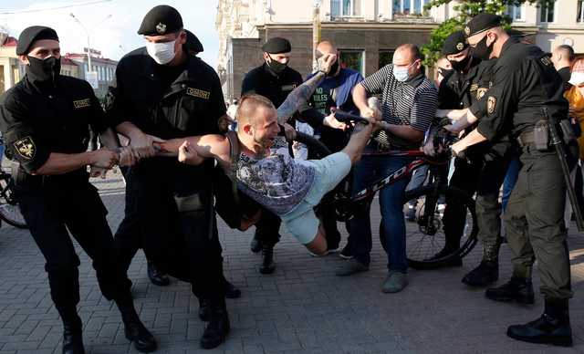 На акциях протеста в Беларуси задержали больше 100 человек