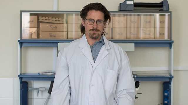 В Санкт-Петербурге выбросили из окна полураздетое тело известного биолога