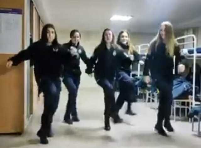 Украинские курсантки-полицейские станцевали под российский шансон