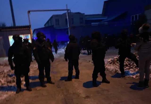 В Харькове с участием спецподразделения «Тор» произошел рейдерский захват известного производителя линолеума