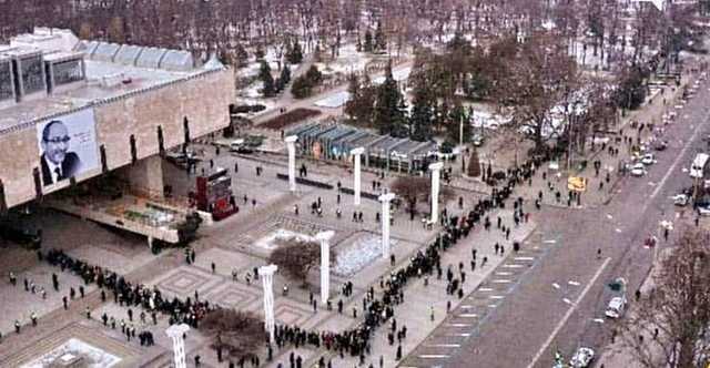 Очередь, как в мавзолей: 100 тыс. харьковчан пришли сегодня проститься с Кернесом