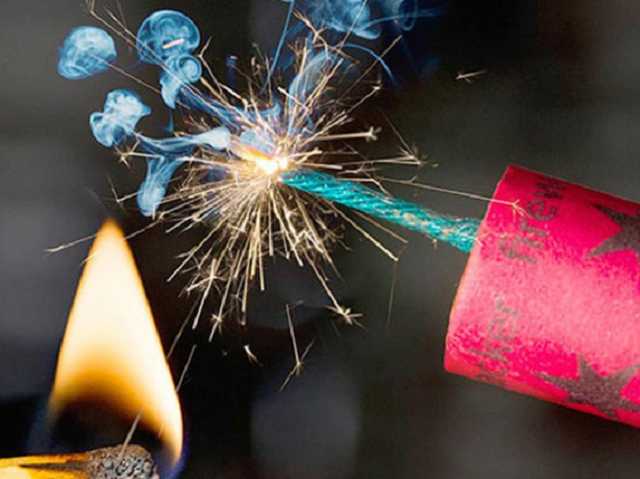 У Білорусі перед Новим роком знову дозволили продаж бенгальських вогнів