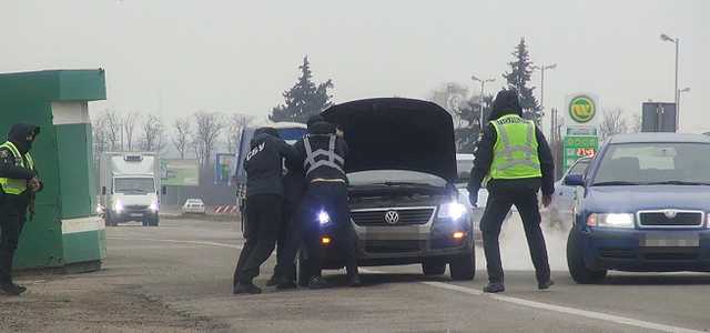 Нацполіція викрила канал нелегального переправлення людей до ОРДЛО