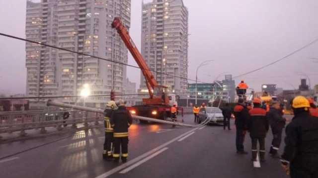 Выяснилась причина падения фонарей на Шулявском мосту