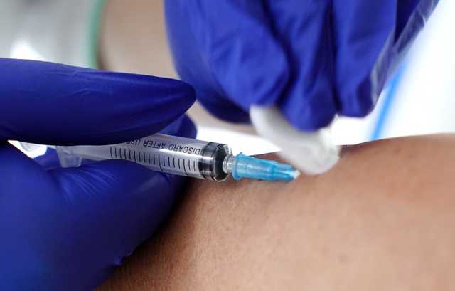 Аллергические реакции на вакцину от ковида Pfizer наблюдается чаще, чем ожидалось — эксперты