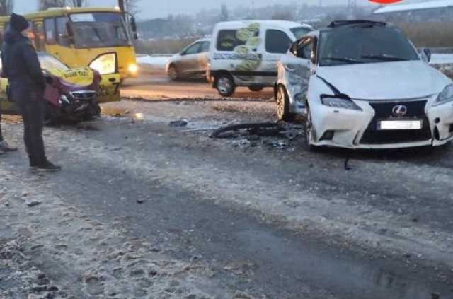 В Мариуполе столкнулись Daewoo и Lexus: погиб водитель