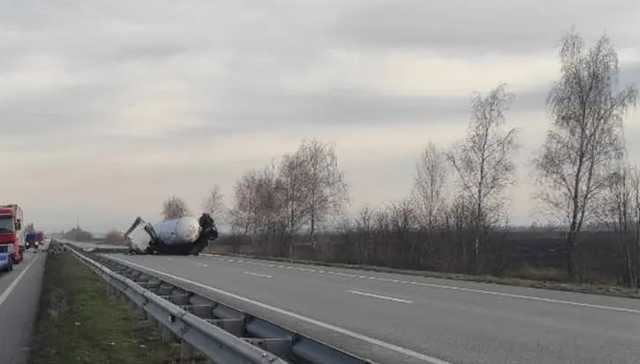 На трассе Киев-Харьков на полной скорости перевернулась автоцистерна: момент попал на видео