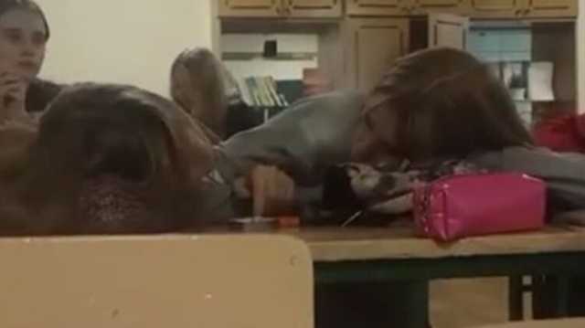 В Ровно ученицы закурили во время урока