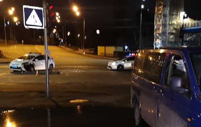 У Києві п’яний водій буса проскочив на червоний і врізався в авто поліції
