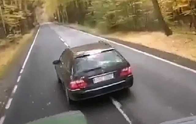 Конфликт водителя и тракториста на дороге обернулся предсказуемым финалом