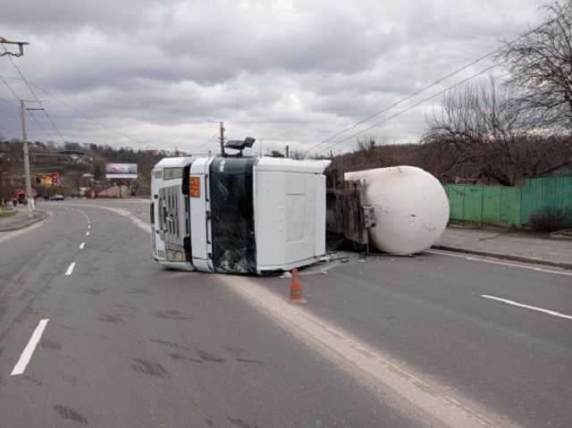 Опрокидывания автоцистерны с газом в Житомире: в ГСЧС рассказали подробности