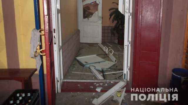 Недавно освободившийся мужчина устроил пьяный дебош в баре и атаковал патрульный автомобиль