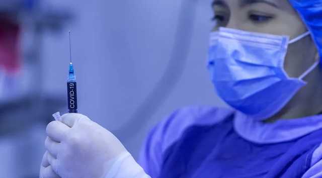 Президент Словакии и премьер Чехии сделали прививку от COVID-19 в прямом эфире