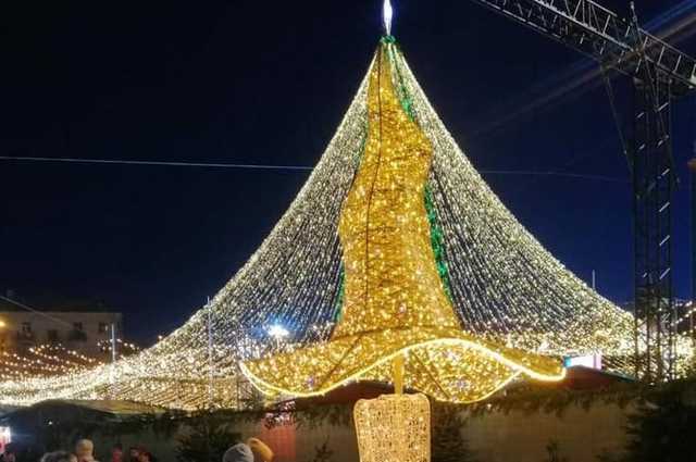 Загадочную шляпу с елки в Киеве вернули, но уже в другой роли