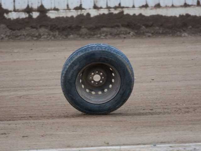 Появилось видео, как на улице Грушевского в Киеве у автомобиля отлетело колесо
