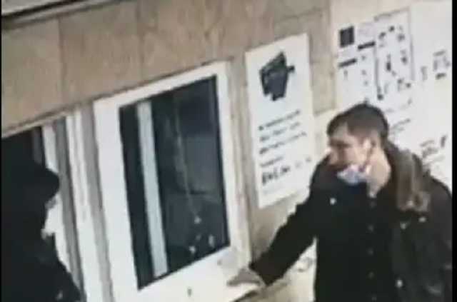 В Киеве мужчина ударил головой работницу метро: момент попал на видео