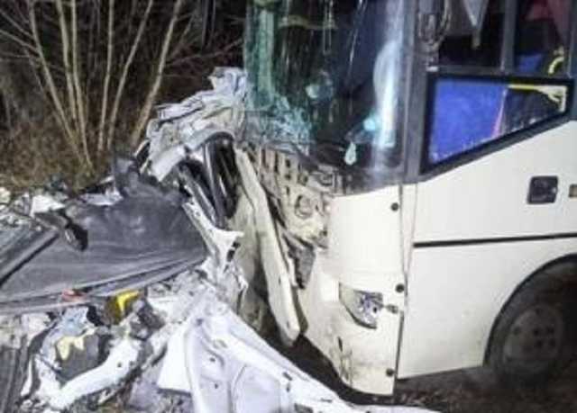 На Львовщине столкнулись легковушка, автобус и грузовик