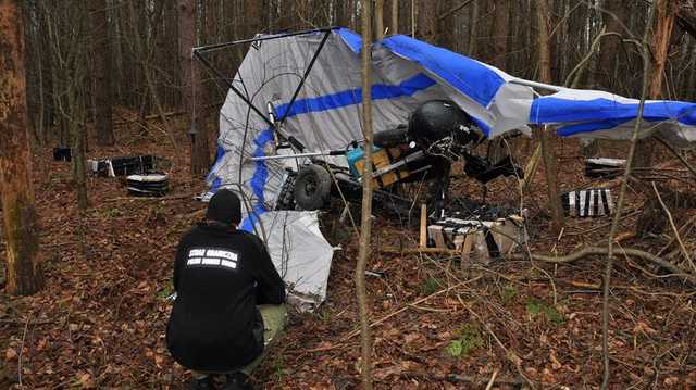 Украинский контрабандист попытался переправить в Польшу сигареты на дельтаплане и рухнул в лесу