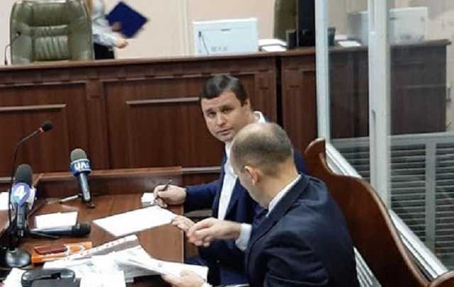 На суд к Микитасю приехали неизвестные в спортивном и балаклавах