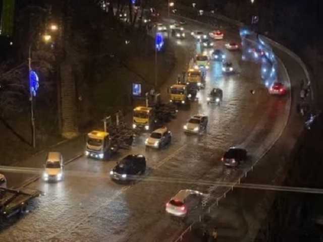 "Свято наближається": сеть впечатлила "охота" эвакуаторов на автомобили в центре Киева