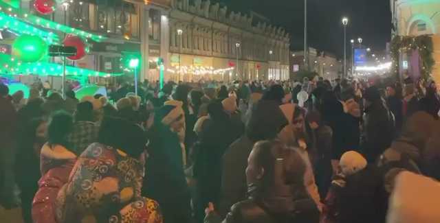 В Киеве на Подоле к елке вышли толпы людей