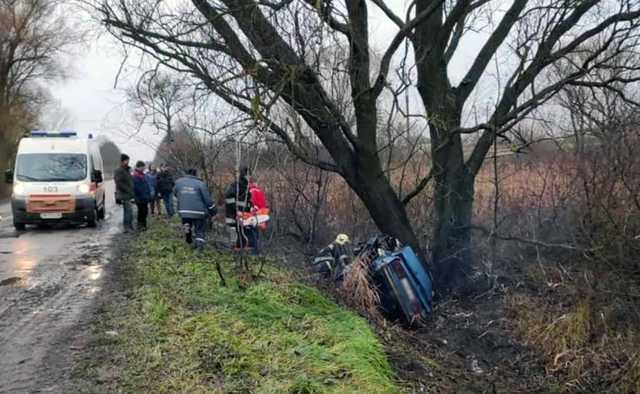 На Житомирщине легковушка с пассажирами врезалась в дерево: погибли три человека