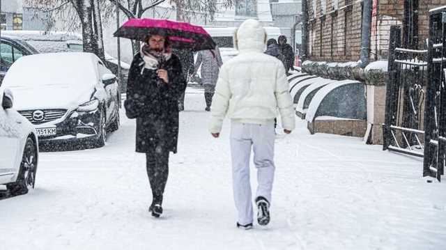 Рабочая неделя в Украине начнется с теплой погодой с осадками