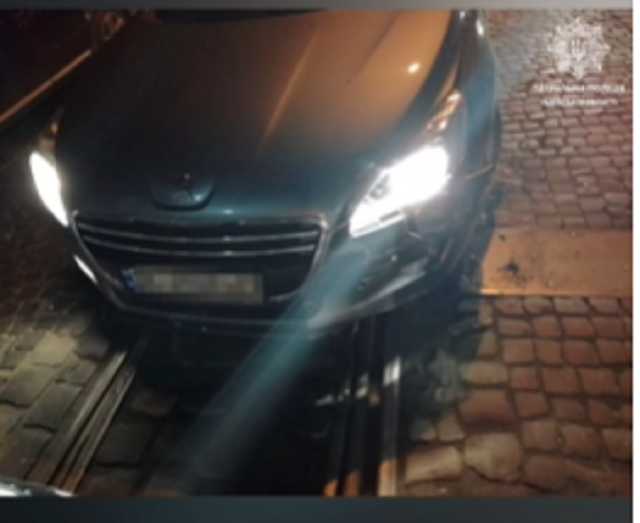 П’яна львів’янка на Peugeot знесла зупинку громадського транспорту