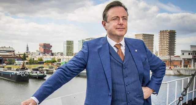 Мэр Антверпена дал новогоднее интервью без штанов