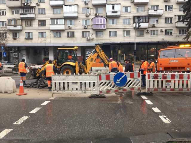 В центре Киева провалился асфальт на проезжей части