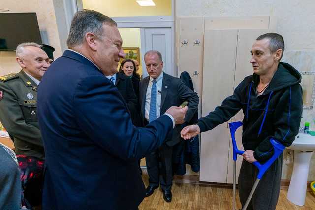 Помпео похвастался нашивкой, которую подарил ему раненый украинский воин
