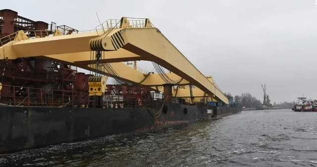 В Запорожье прибыл самый мощный плавучий кран Европы